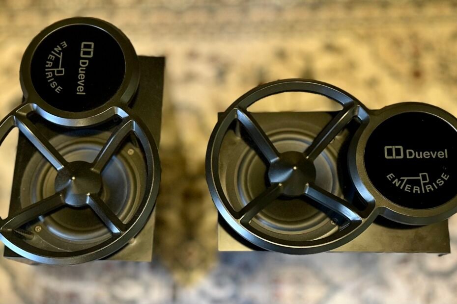 Duevel Enterprise omnidireccional speakers in black